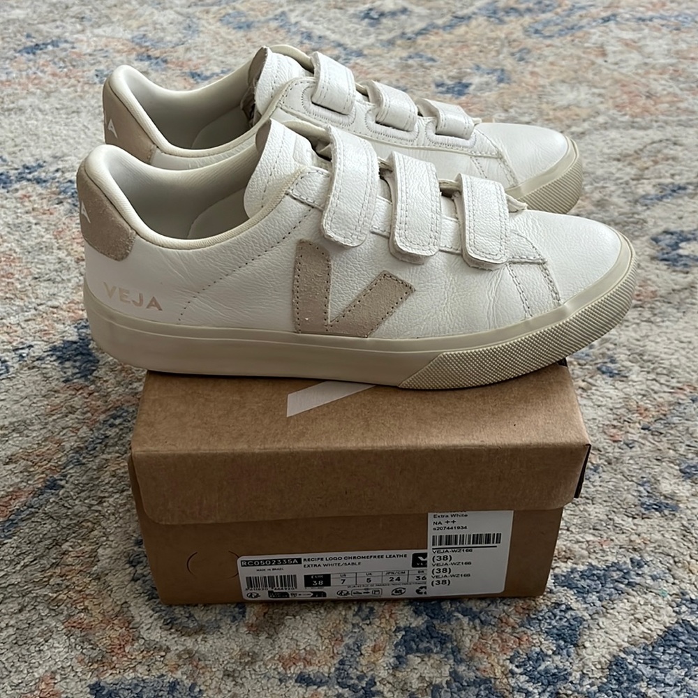 Veja Recife. Women’s 38 (Euro), 7 (US). Fits like 7.5. White/Sable. Great shape!